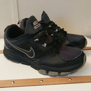 Men's size 9 Nikes black white